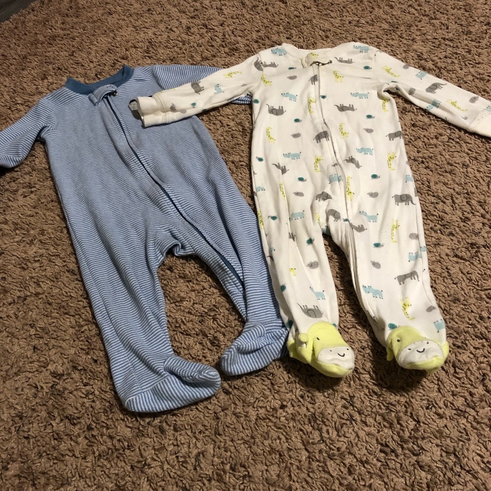 Set of two 9 mo Carter’s footie pajamas 🐱🦒🦛🐘